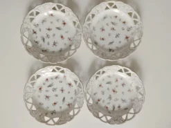 Ensemble de 4 assiettes fleuries ajourées