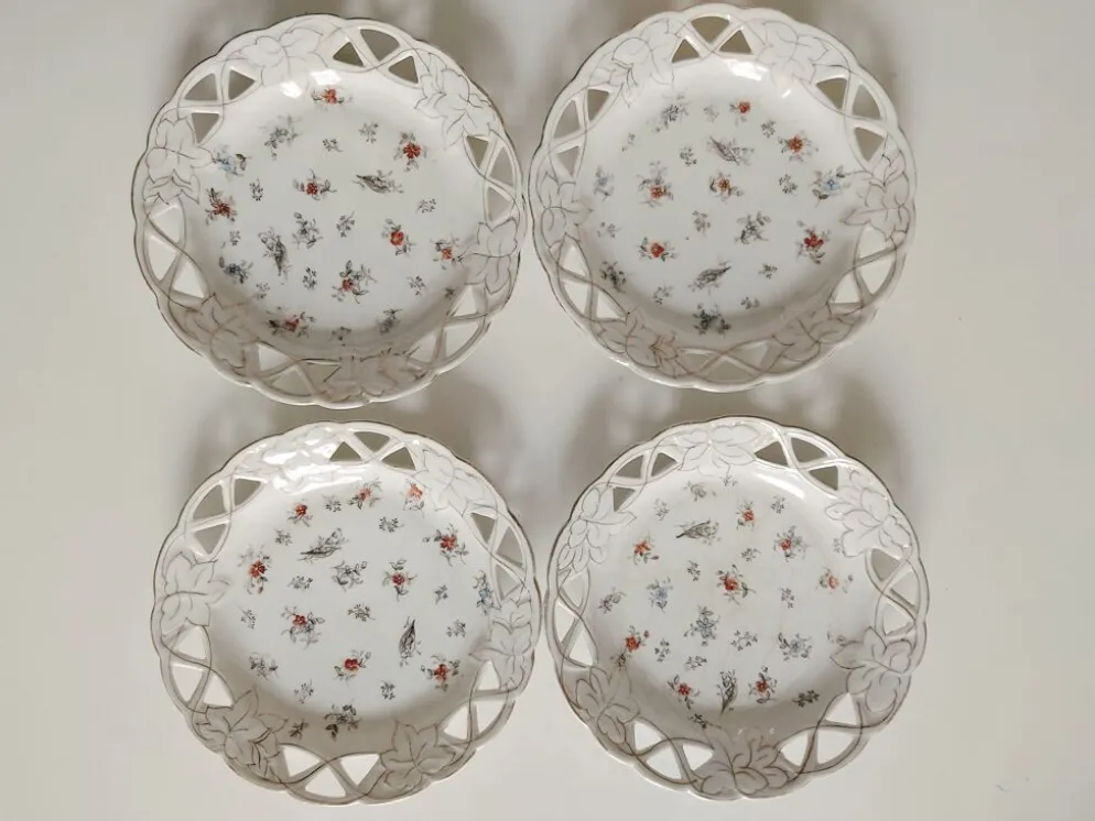 Ensemble de 4 assiettes fleuries ajourées