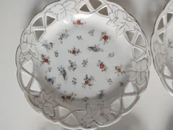 Ensemble de 4 assiettes fleuries ajourées