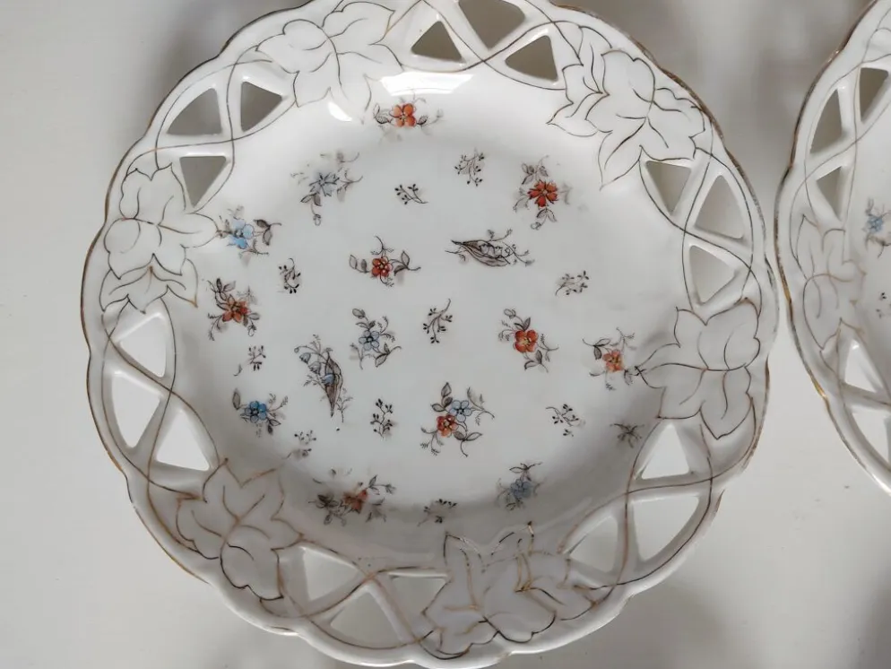 Ensemble de 4 assiettes fleuries ajourées