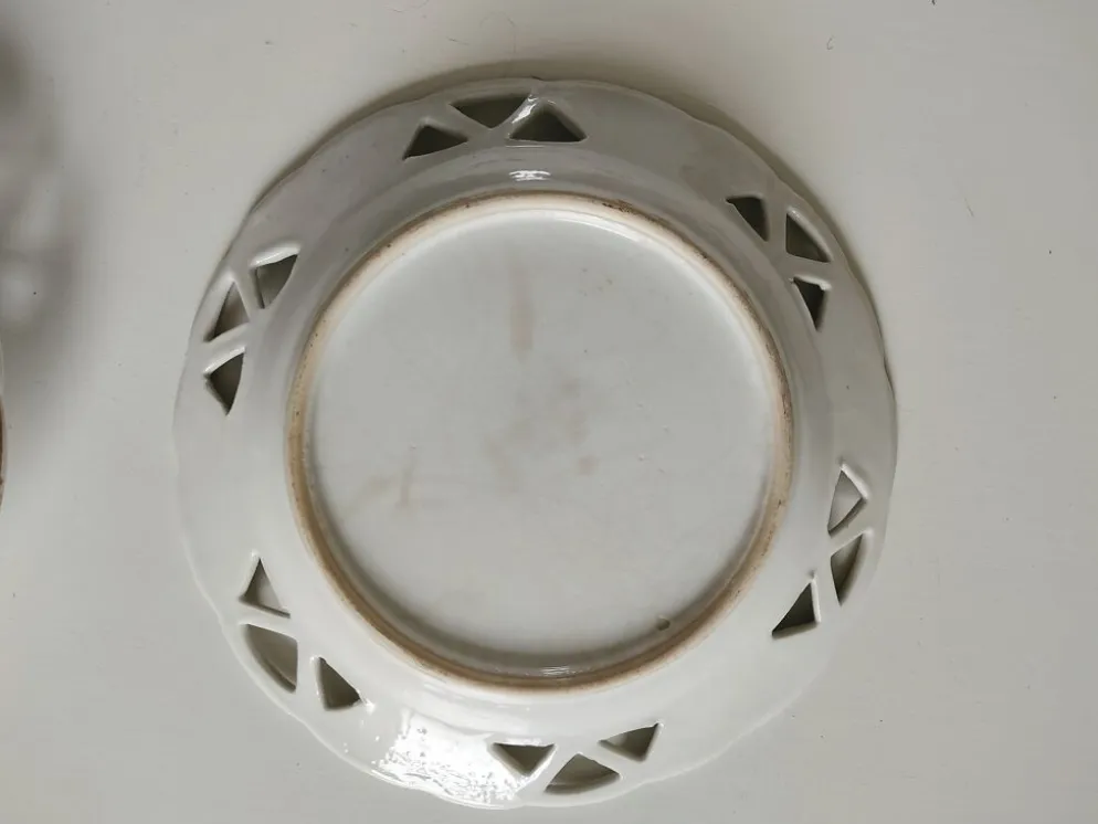 Ensemble de 4 assiettes fleuries ajourées