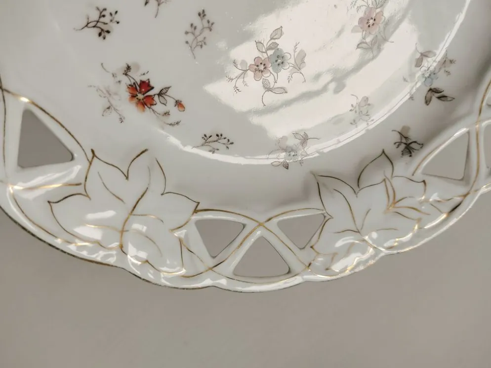 Ensemble de 4 assiettes fleuries ajourées