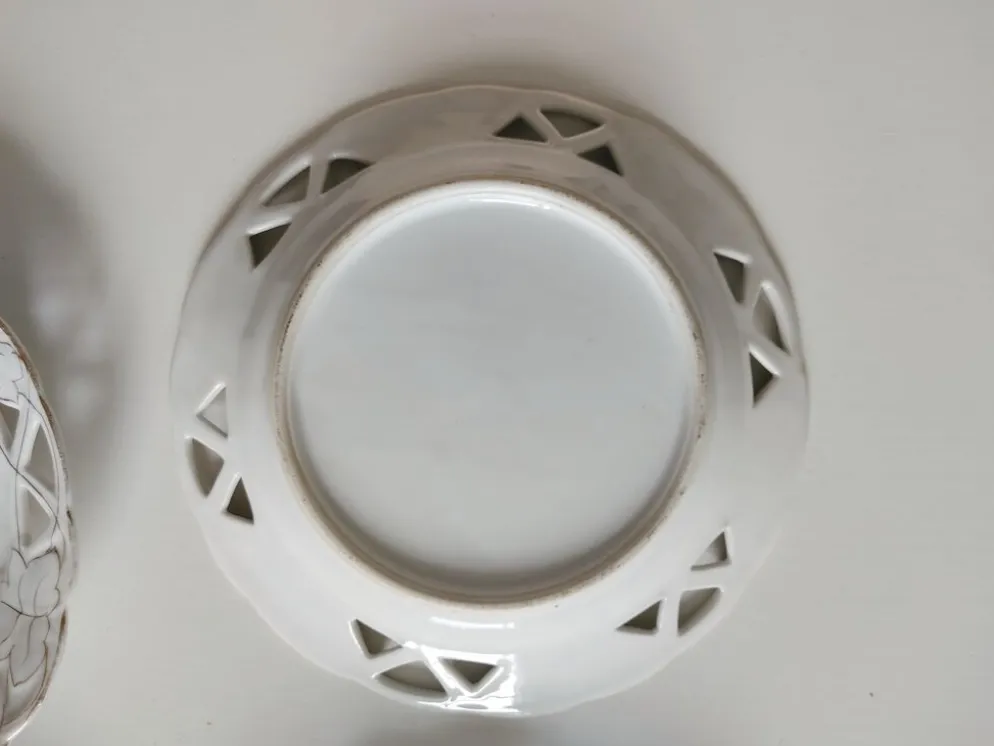 Ensemble de 4 assiettes fleuries ajourées
