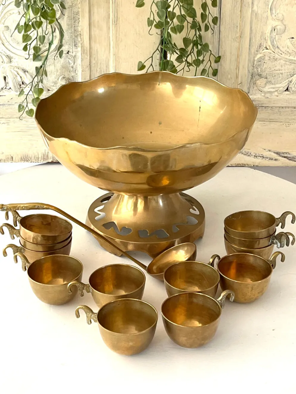 Ensemble de bol à punch en laiton avec 12 tasses, louche – Vintage français des années 50