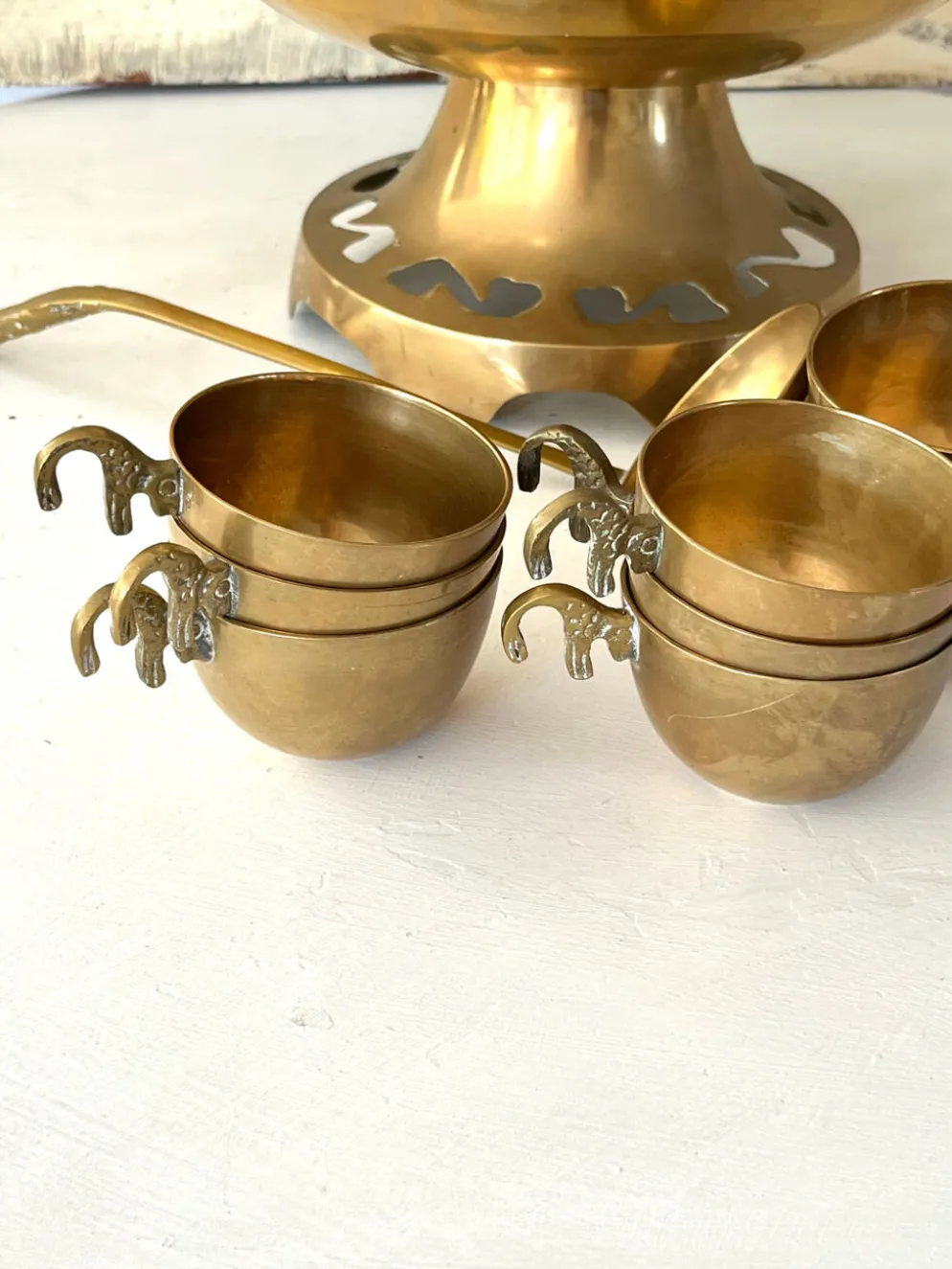 Ensemble de bol à punch en laiton avec 12 tasses, louche – Vintage français des années 50