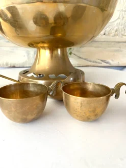 Ensemble de bol à punch en laiton avec 12 tasses, louche – Vintage français des années 50