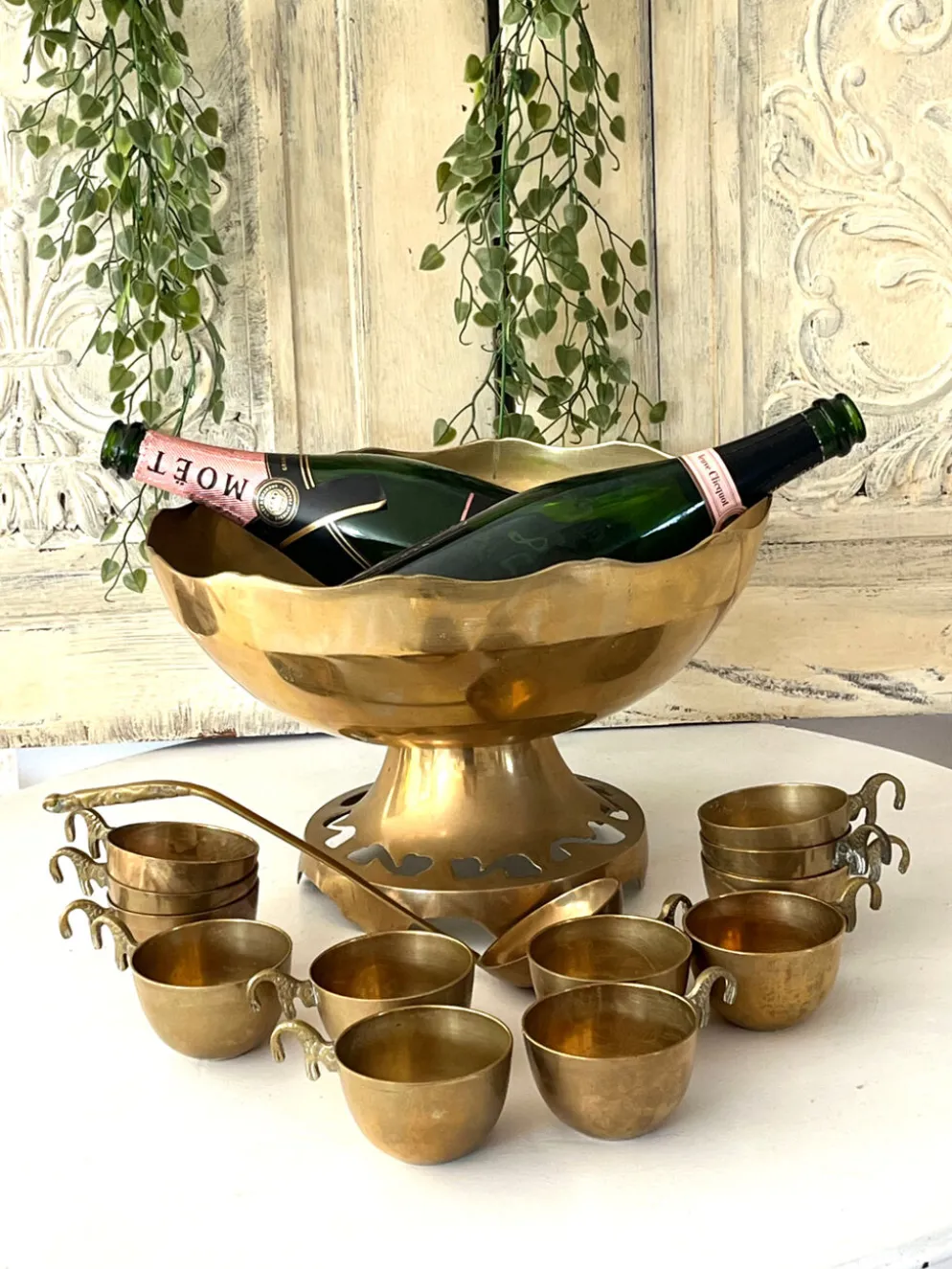 Ensemble de bol à punch en laiton avec 12 tasses, louche – Vintage français des années 50