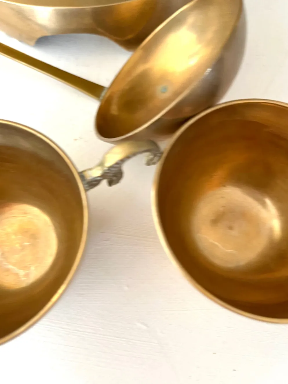 Ensemble de bol à punch en laiton avec 12 tasses, louche – Vintage français des années 50
