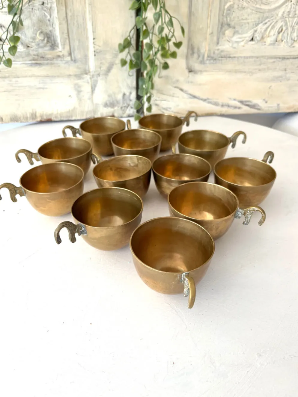 Ensemble de bol à punch en laiton avec 12 tasses, louche – Vintage français des années 50