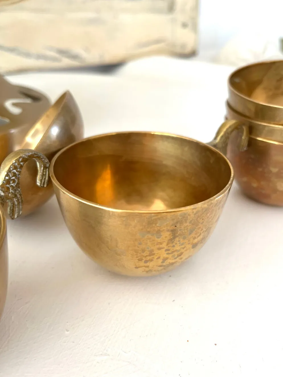 Ensemble de bol à punch en laiton avec 12 tasses, louche – Vintage français des années 50