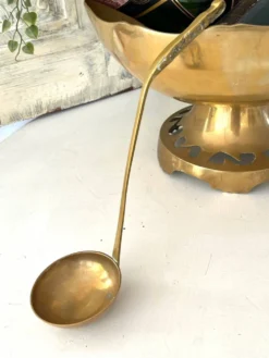 Ensemble de bol à punch en laiton avec 12 tasses, louche – Vintage français des années 50