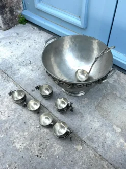 Ensemble de bol à punch en étain français avec 10 tasses et une louche – vigne