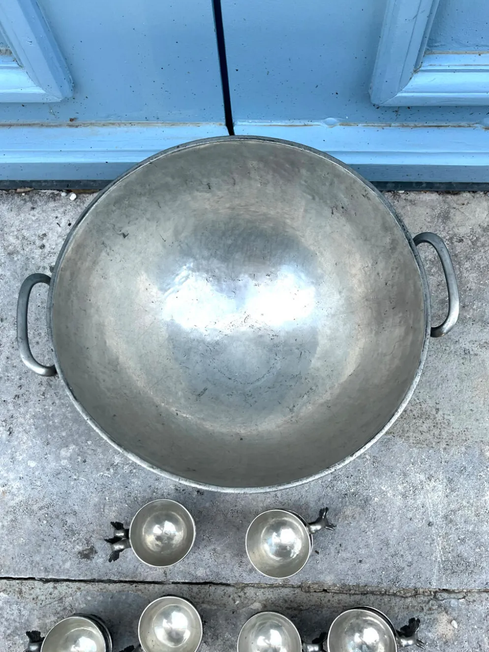 Ensemble de bol à punch en étain français avec 10 tasses et une louche – vigne