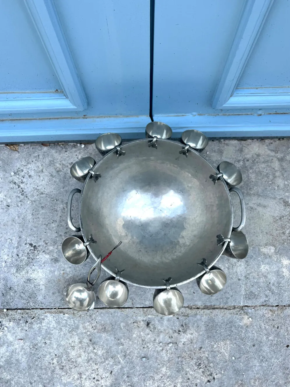 Ensemble de bol à punch en étain français avec 10 tasses et une louche – vigne