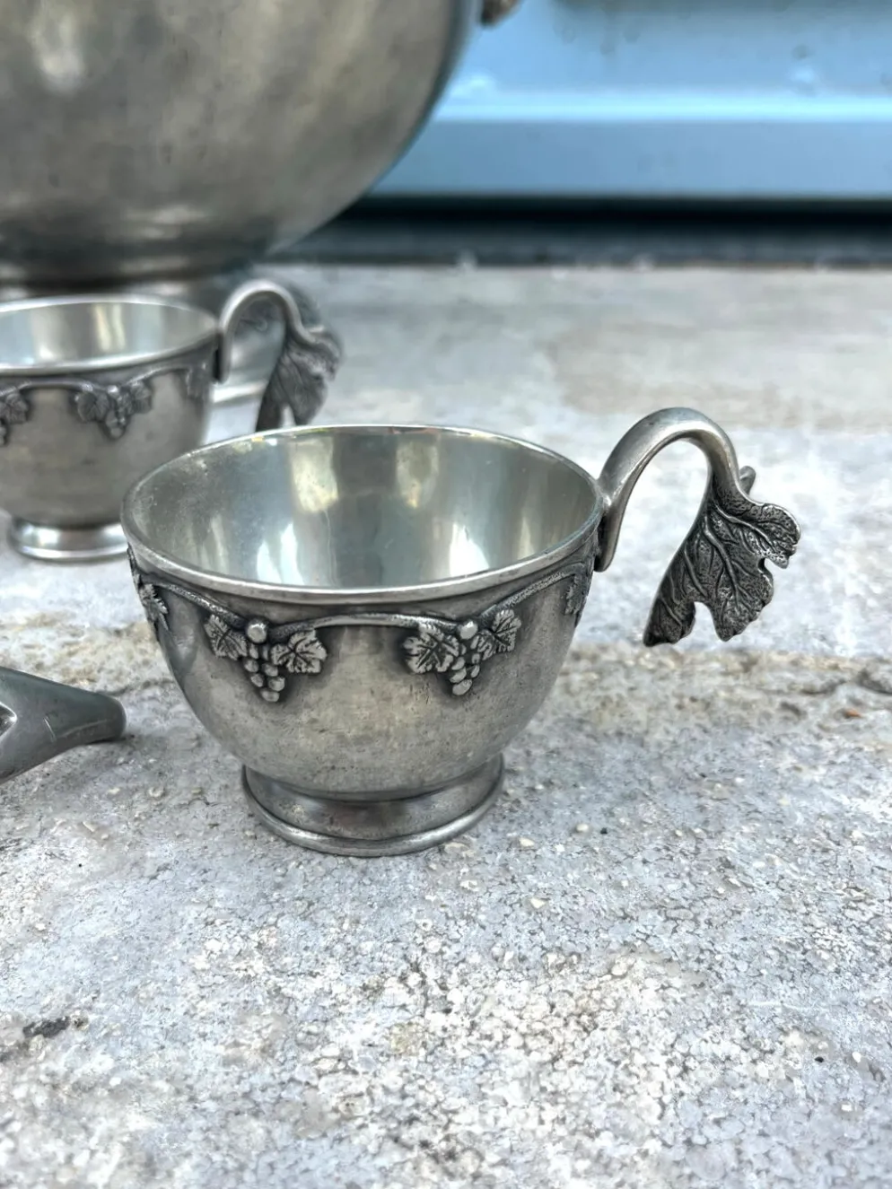 Ensemble de bol à punch en étain français avec 10 tasses et une louche – vigne