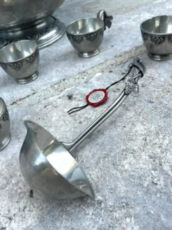 Ensemble de bol à punch en étain français avec 10 tasses et une louche – vigne