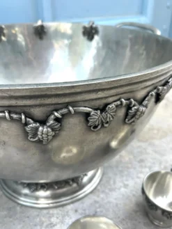 Ensemble de bol à punch en étain français avec 10 tasses et une louche – vigne