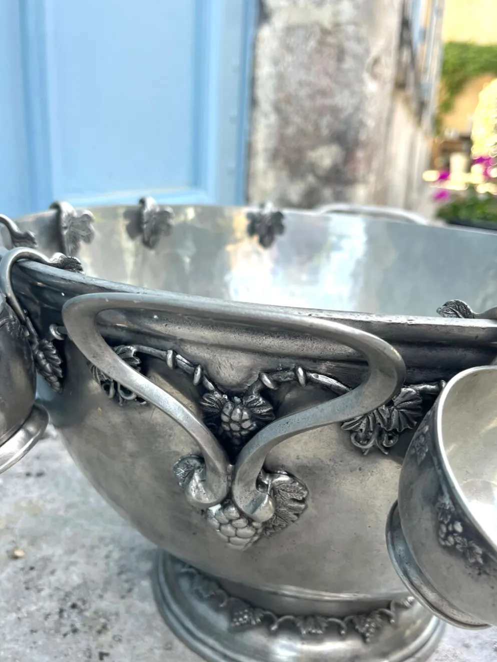 Ensemble de bol à punch en étain français avec 10 tasses et une louche – vigne