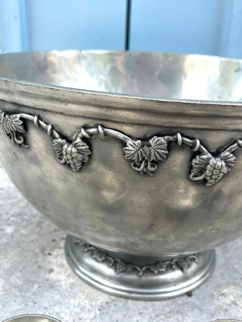 Ensemble de bol à punch en étain français avec 10 tasses et une louche – vigne