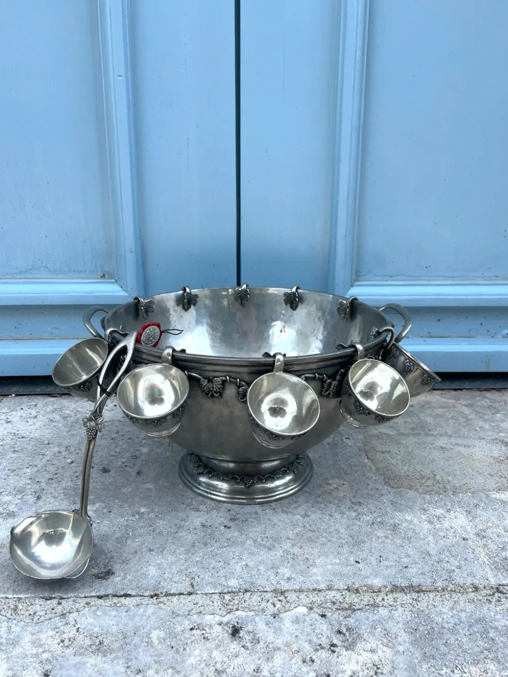 Ensemble de bol à punch en étain français avec 10 tasses et une louche – vigne