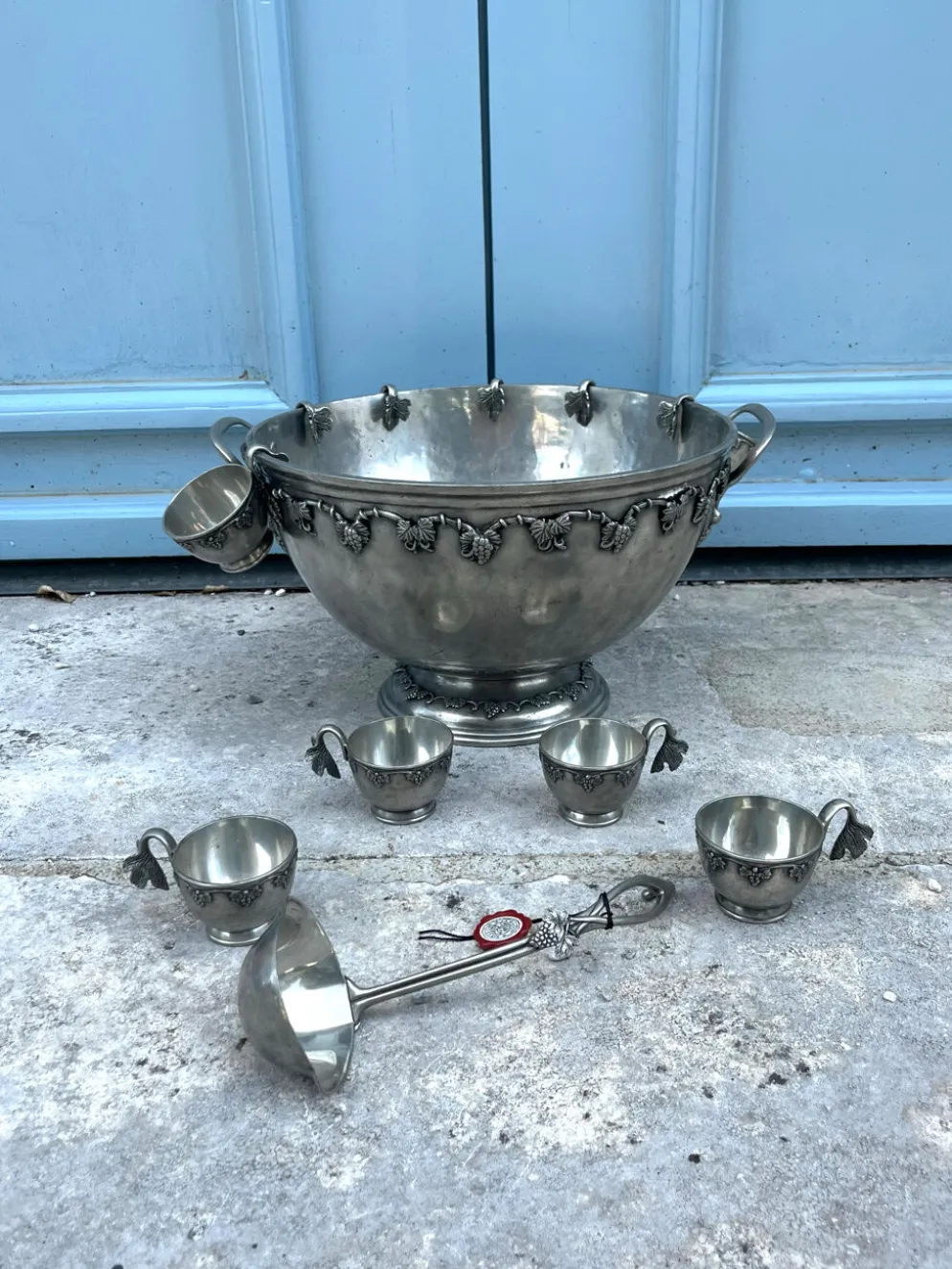 Ensemble de bol à punch en étain français avec 10 tasses et une louche – vigne