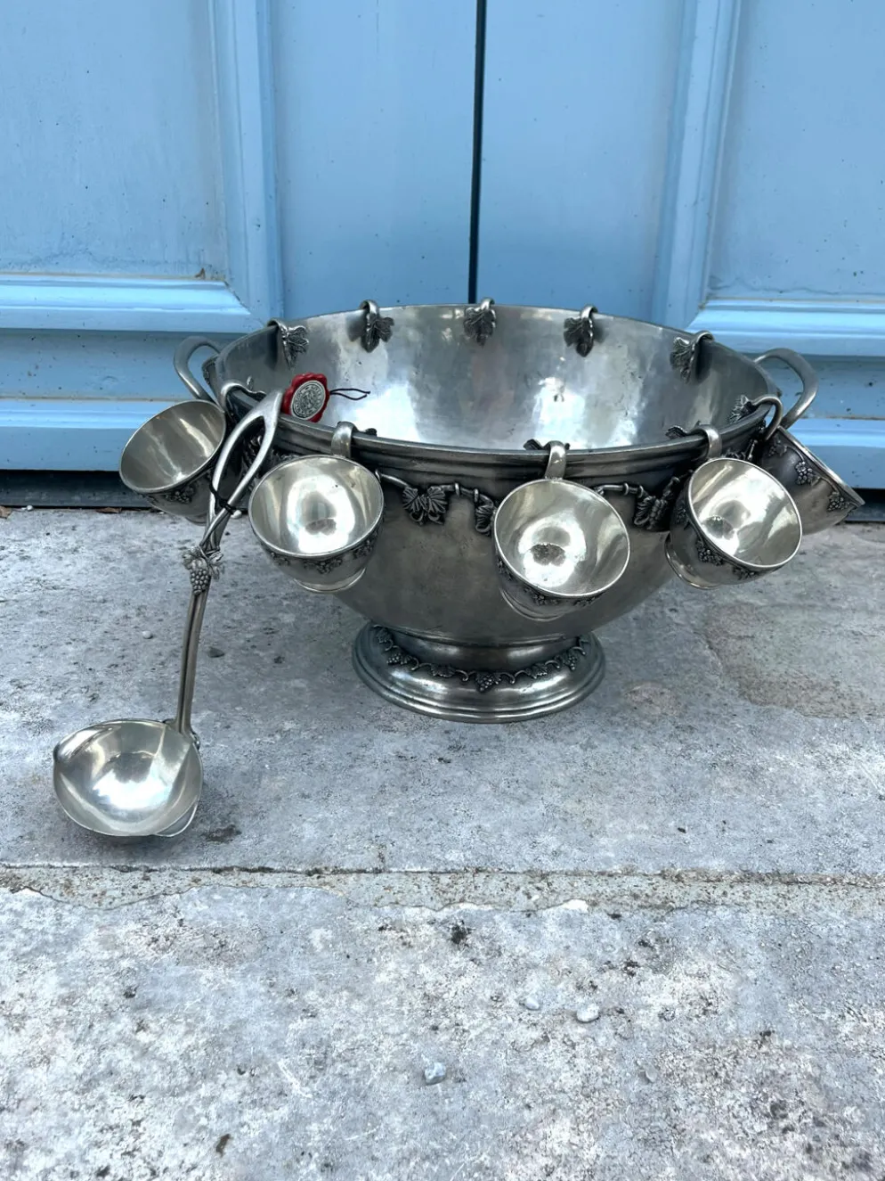 Ensemble de bol à punch en étain français avec 10 tasses et une louche – vigne