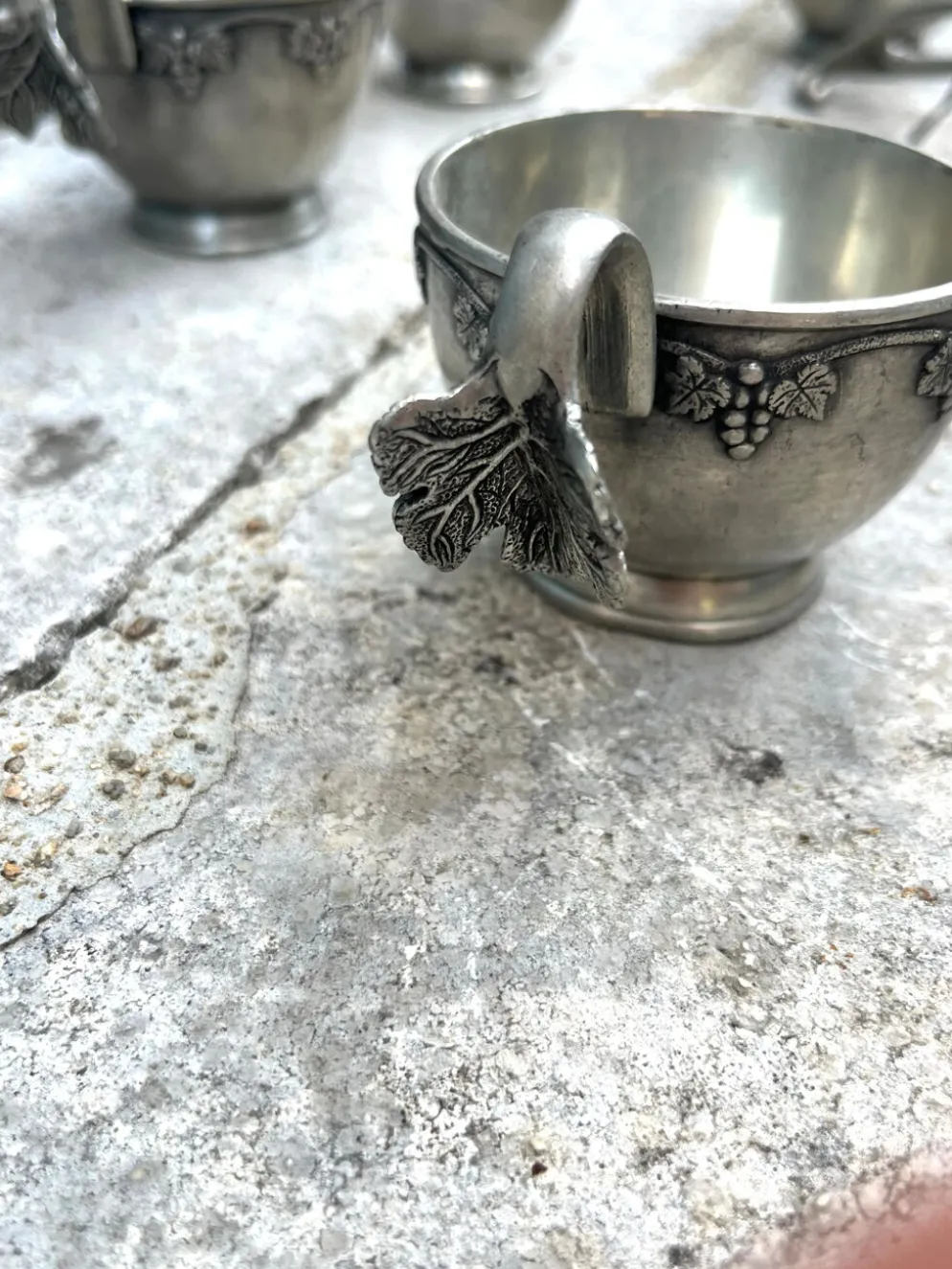 Ensemble de bol à punch en étain français avec 10 tasses et une louche – vigne