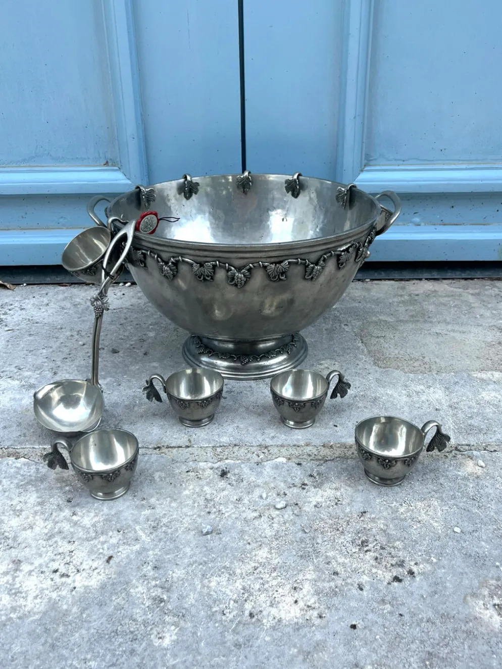 Ensemble de bol à punch en étain français avec 10 tasses et une louche – vigne