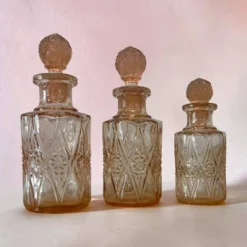 Ensemble de 3 bouteilles vintage en verre rosé avec bouchons