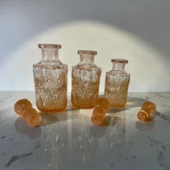Ensemble de 3 bouteilles vintage en verre rosé avec bouchons