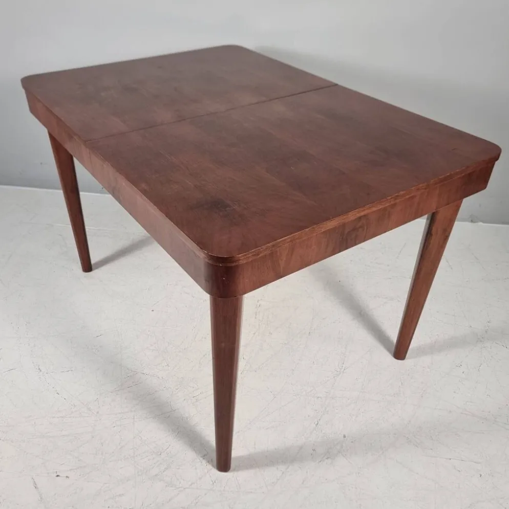 Ensemble de chaises et table par Jindřich Halabala pour Up Zavody, années 1940.