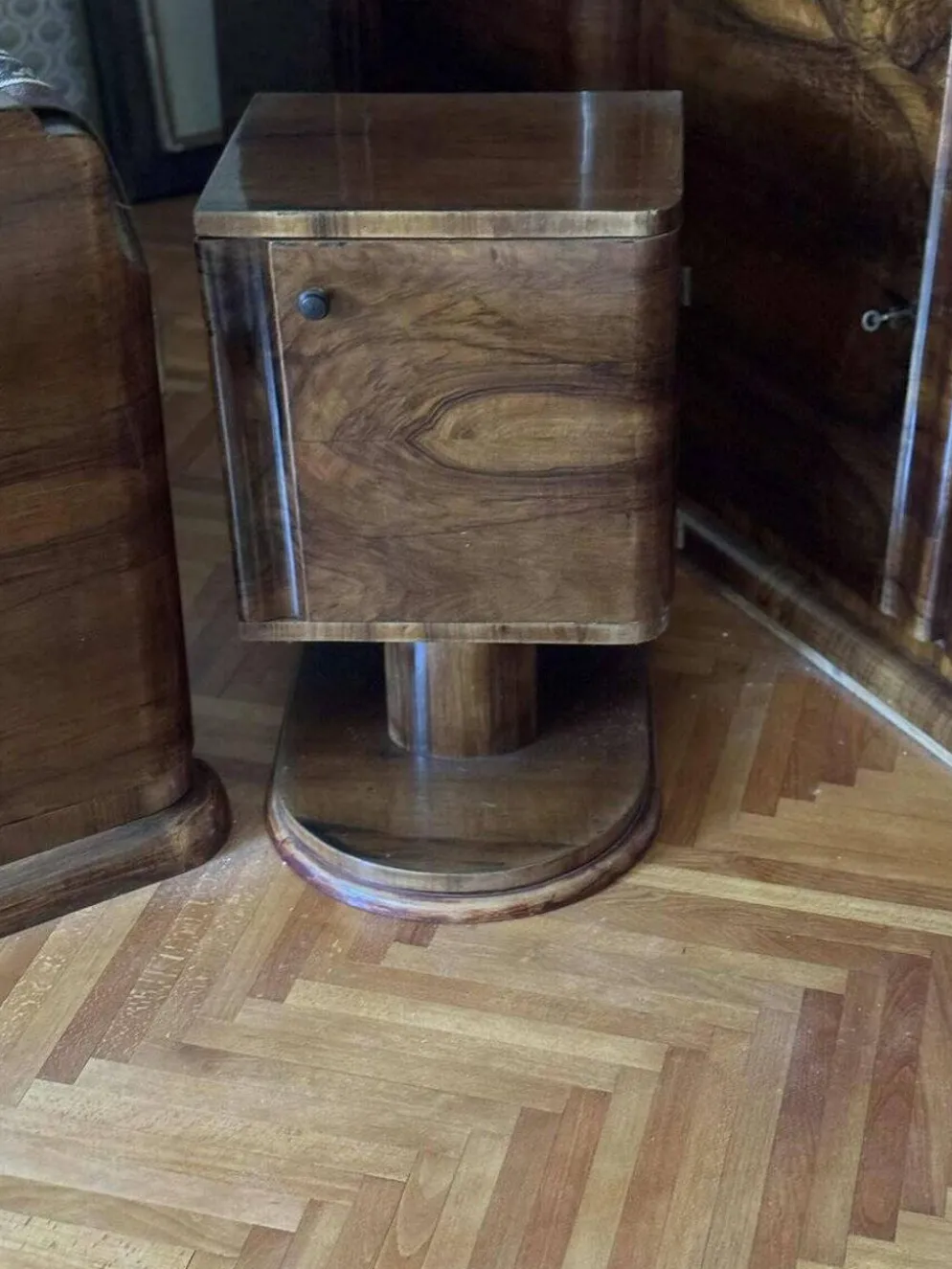 Ensemble de chambre Art Déco en placage de noyer, années 1930, lot de 3