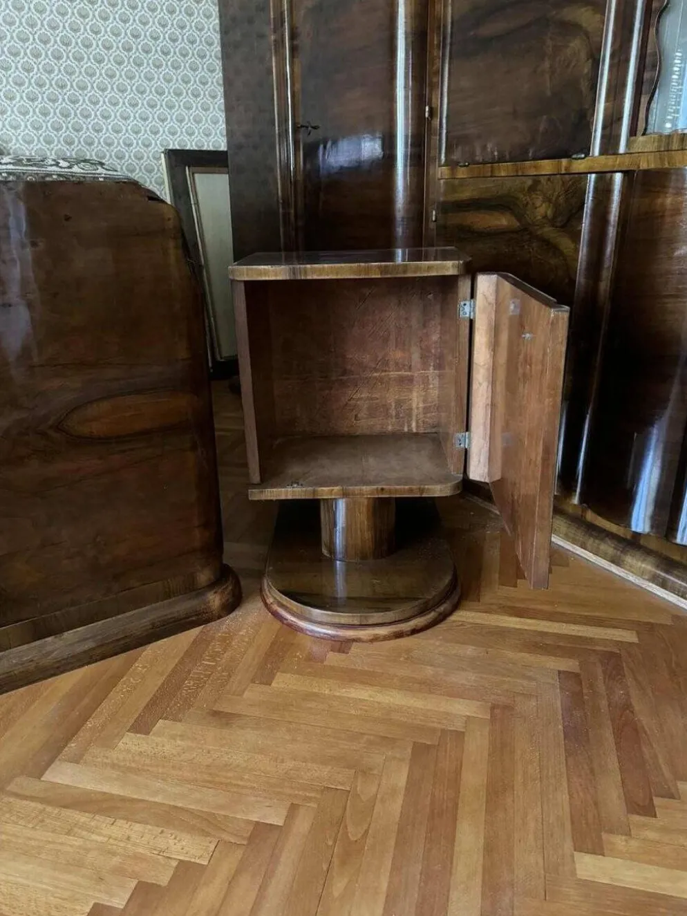 Ensemble de chambre Art Déco en placage de noyer, années 1930, lot de 3