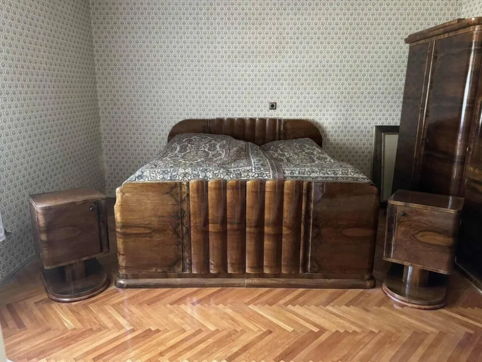 Ensemble de chambre Art Déco en placage de noyer, années 1930, lot de 3