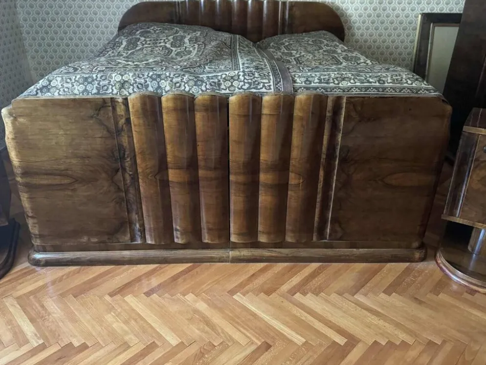 Ensemble de chambre Art Déco en placage de noyer, années 1930, lot de 3