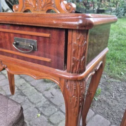 Ensemble de chambre à coucher complet de style Louis XV en 4 pièces - Coiffeuse, tables de nuit, tabouret -