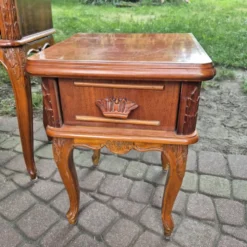Ensemble de chambre à coucher complet de style Louis XV en 4 pièces - Coiffeuse, tables de nuit, tabouret -