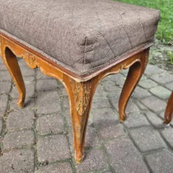 Ensemble de chambre à coucher complet de style Louis XV en 4 pièces - Coiffeuse, tables de nuit, tabouret -