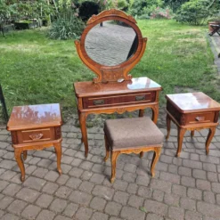 Ensemble de chambre à coucher complet de style Louis XV en 4 pièces - Coiffeuse, tables de nuit, tabouret -