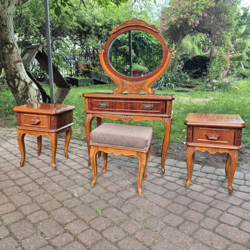 Ensemble de chambre à coucher complet de style Louis XV en 4 pièces - Coiffeuse, tables de nuit, tabouret -