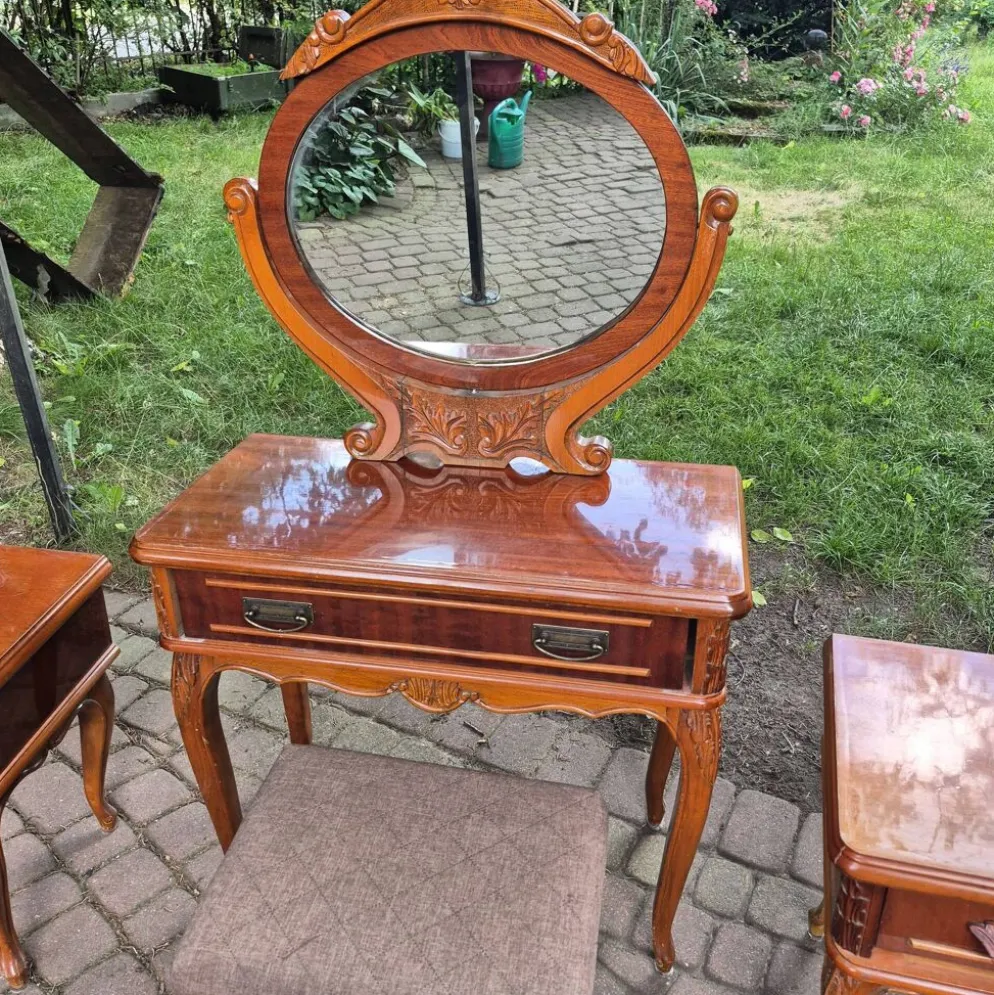 Ensemble de chambre à coucher complet de style Louis XV en 4 pièces - Coiffeuse, tables de nuit, tabouret -