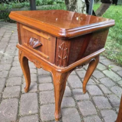Ensemble de chambre à coucher complet de style Louis XV en 4 pièces - Coiffeuse, tables de nuit, tabouret -