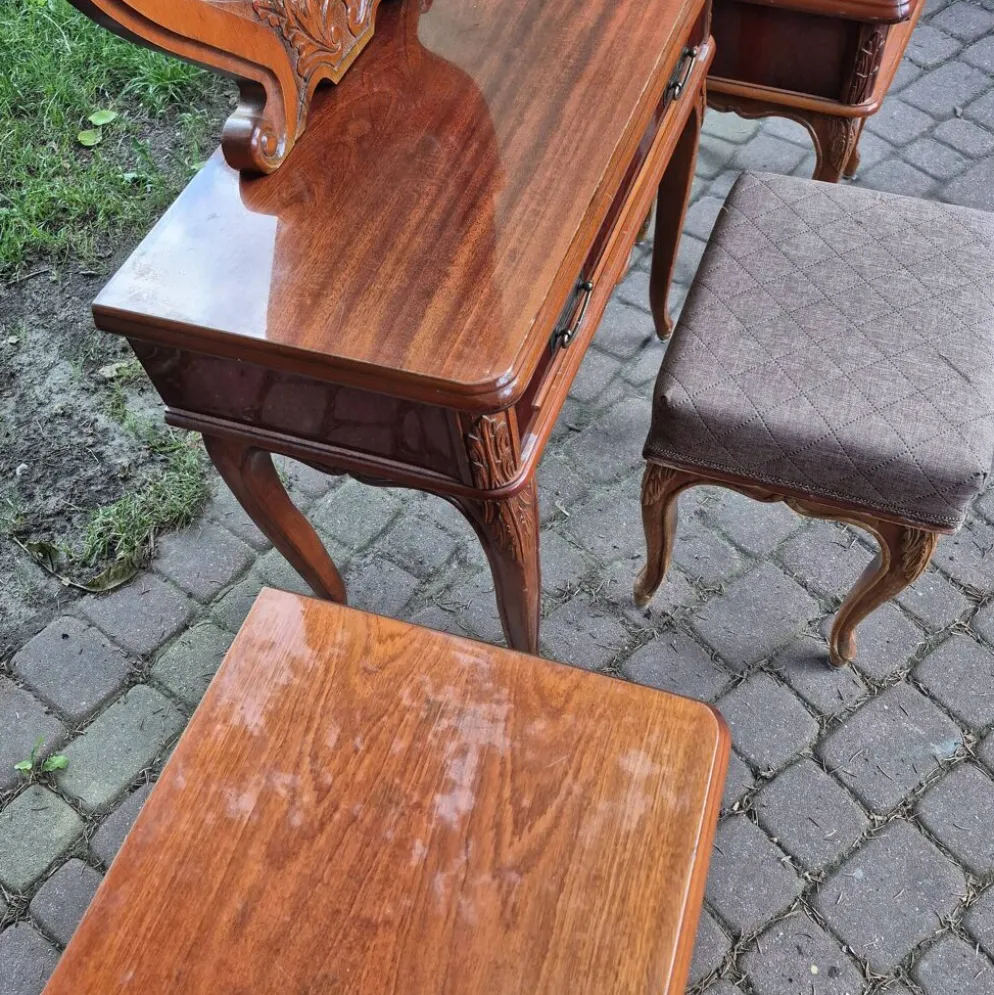 Ensemble de chambre à coucher complet de style Louis XV en 4 pièces - Coiffeuse, tables de nuit, tabouret -