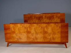 Ensemble de chambre vintage tchécoslovaque avec placage en noyer, lit et paire de tables de nuit, milieu du 20e siècle, 180 × 195 cm