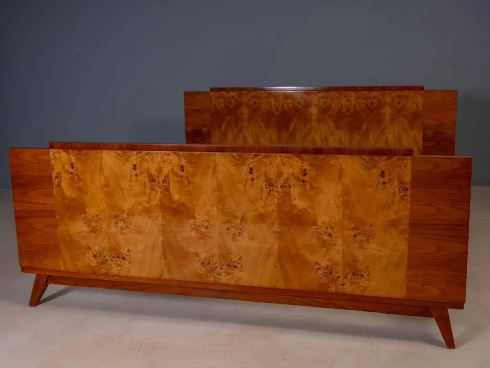 Ensemble de chambre vintage tchécoslovaque avec placage en noyer, lit et paire de tables de nuit, milieu du 20e siècle, 180 × 195 cm