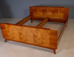 Ensemble de chambre vintage tchécoslovaque avec placage en noyer, lit et paire de tables de nuit, milieu du 20e siècle, 180 × 195 cm