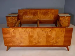 Ensemble de chambre vintage tchécoslovaque avec placage en noyer, lit et paire de tables de nuit, milieu du 20e siècle, 180 × 195 cm