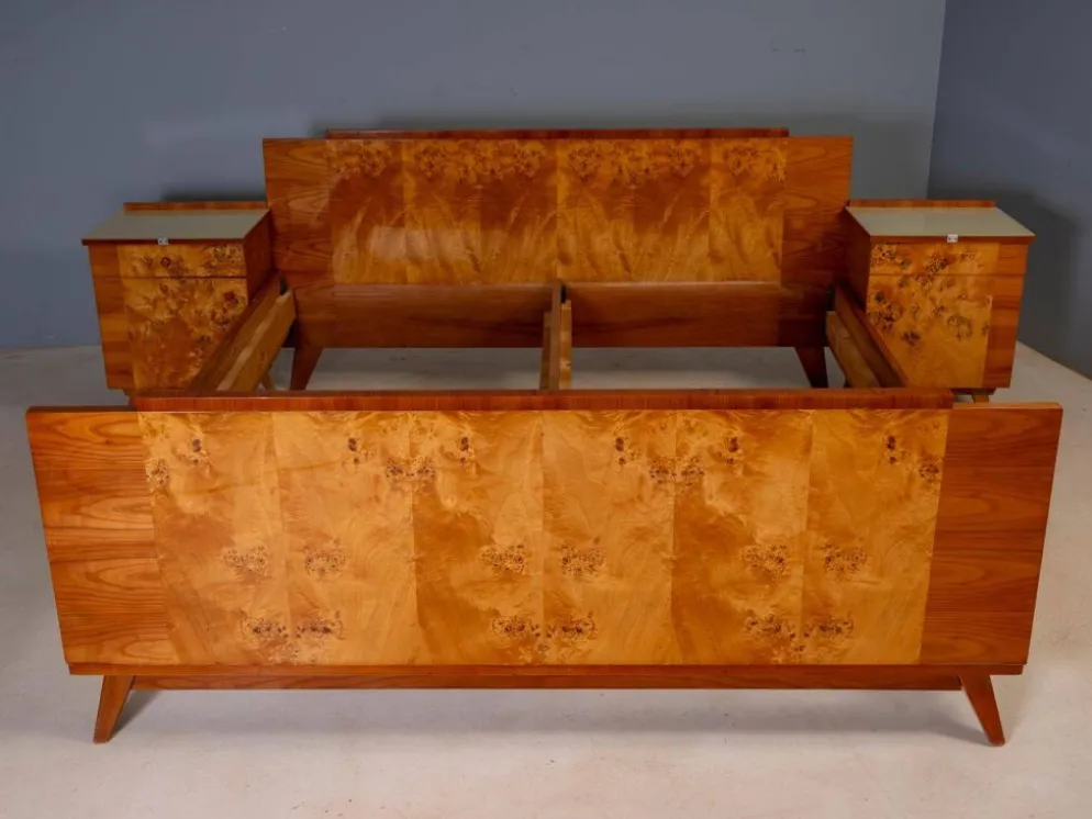 Ensemble de chambre vintage tchécoslovaque avec placage en noyer, lit et paire de tables de nuit, milieu du 20e siècle, 180 × 195 cm