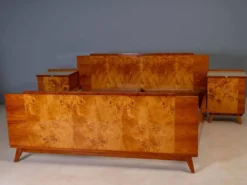 Ensemble de chambre vintage tchécoslovaque avec placage en noyer, lit et paire de tables de nuit, milieu du 20e siècle, 180 × 195 cm