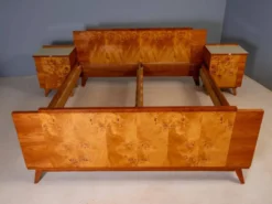 Ensemble de chambre vintage tchécoslovaque avec placage en noyer, lit et paire de tables de nuit, milieu du 20e siècle, 180 × 195 cm